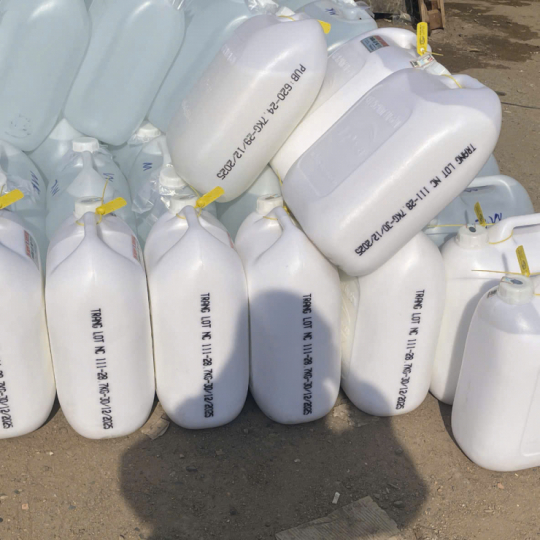 NC (Nitrocellulose): Loại sơn/chất kết dính này có đặc tính khô nhanh, bám dính tốt, thường dùng cho đồ gỗ. 1 thành phần (1K): Sơn NC là loại sơn 1 thành phần, không cần pha chất đóng rắn, tiện dụng. Lót màu trắng (White Primer): Lớp lót màu trắng giúp mà